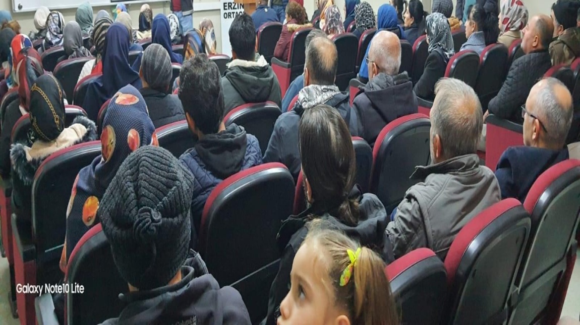 Erzincan Emniyet Müdürlüğü Narkotik Şubesi polisleri tarafından velilerimize uyuşturucu ile mücadele hakkında bilgilendirme toplantısı yapıldı.